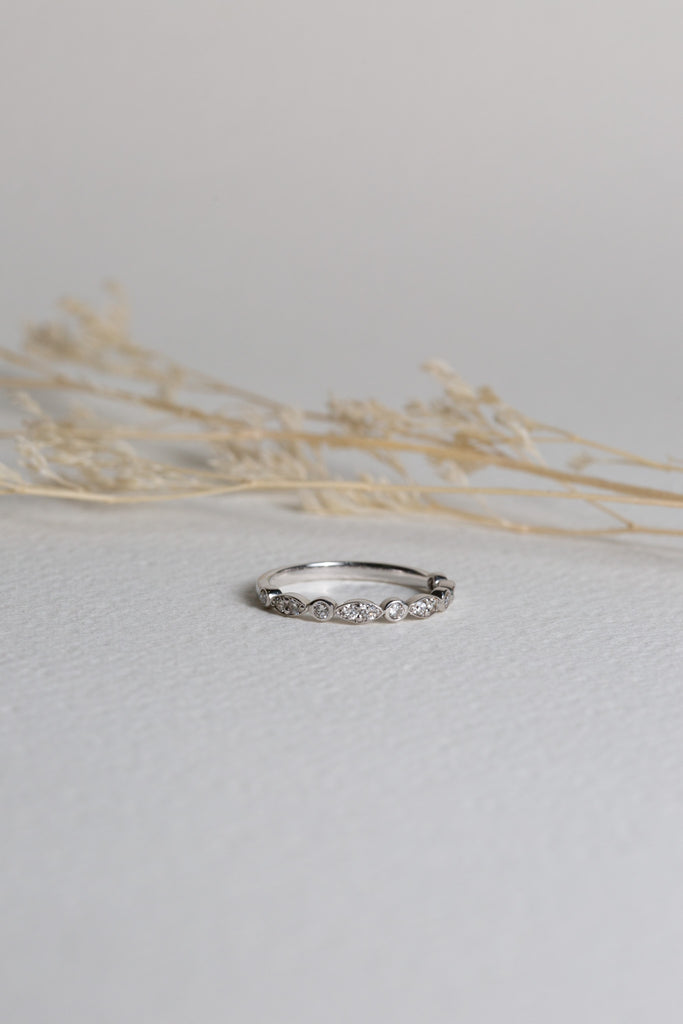 White gold vintage-style wedding ring