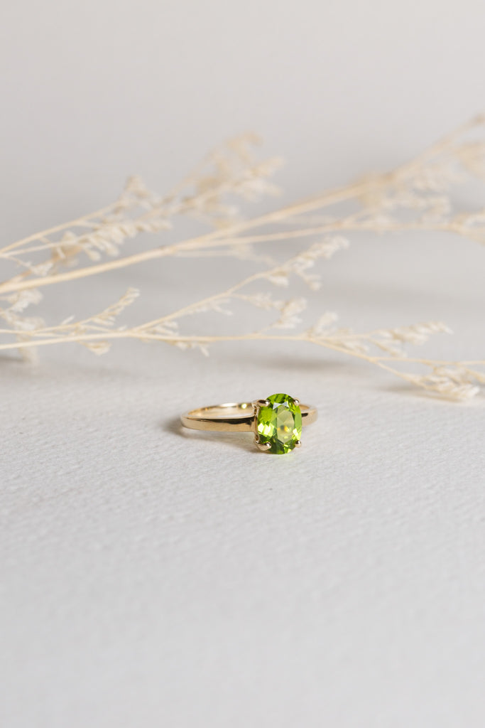 Gold ring set with an oval peridot