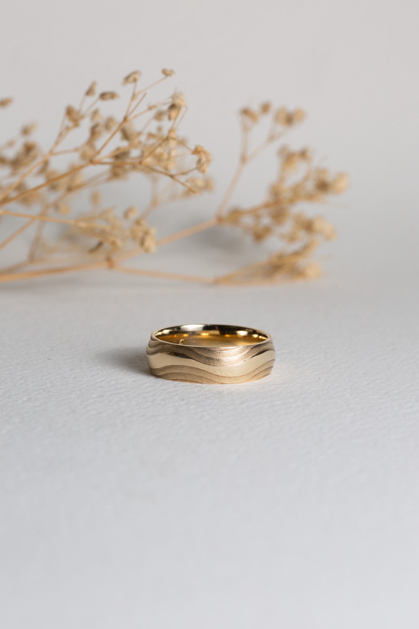 Mens gold patterned wedding ring