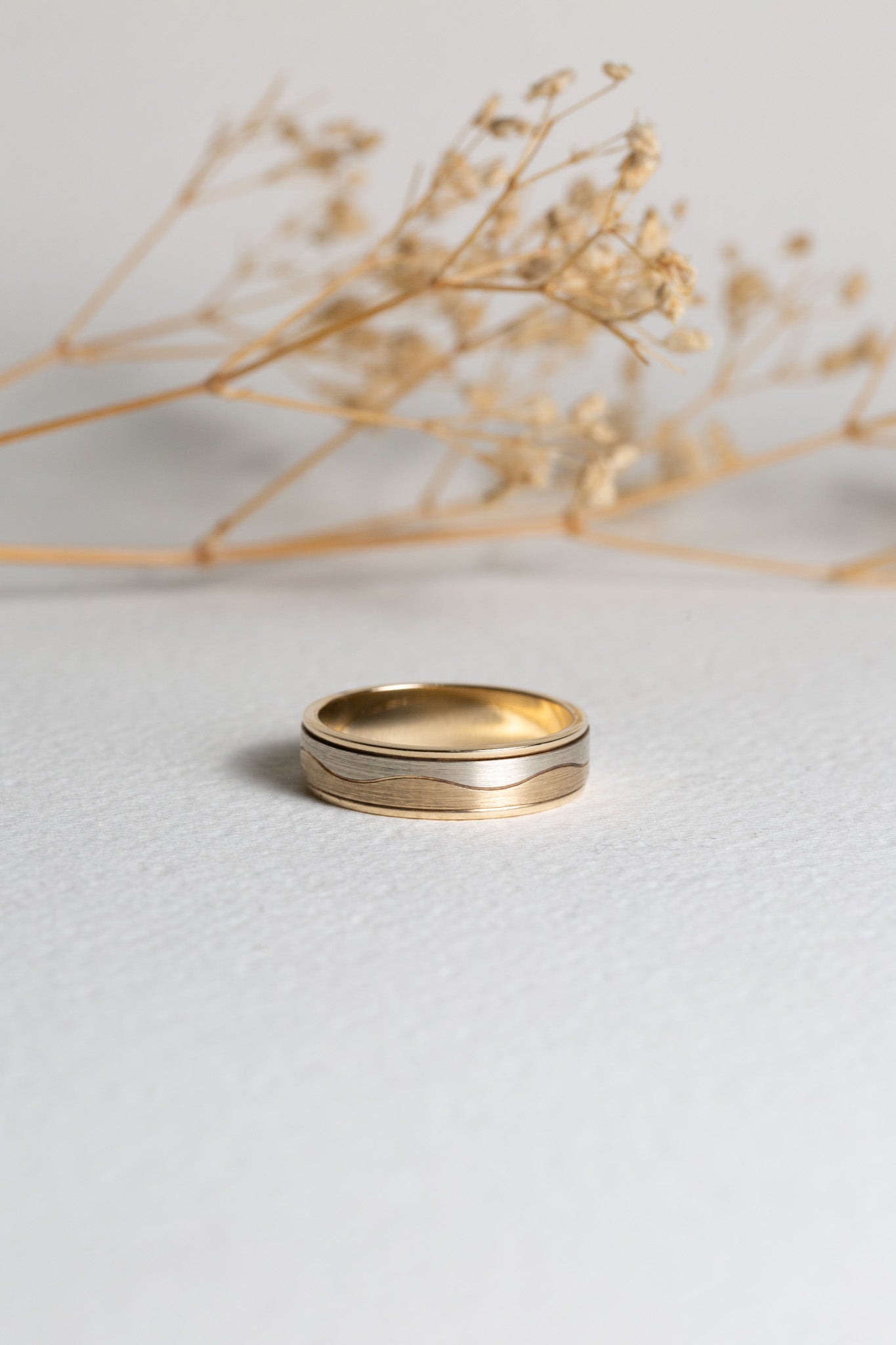 Mens patterned wedding ring
