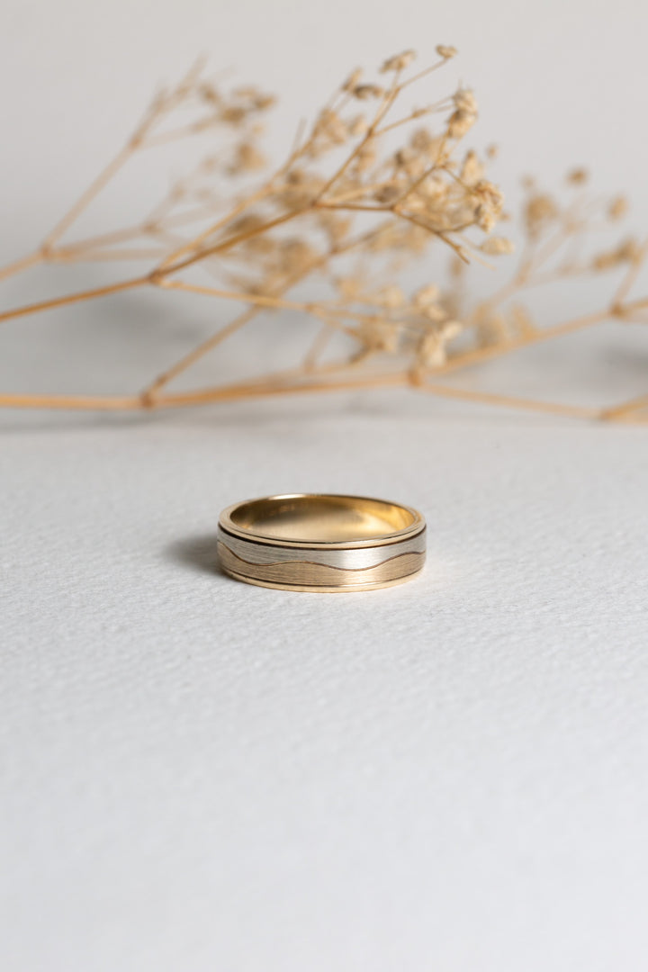 Mens patterned wedding ring