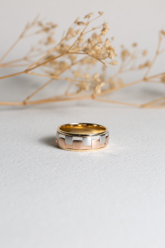 Mens tri-gold patterned wedding ring