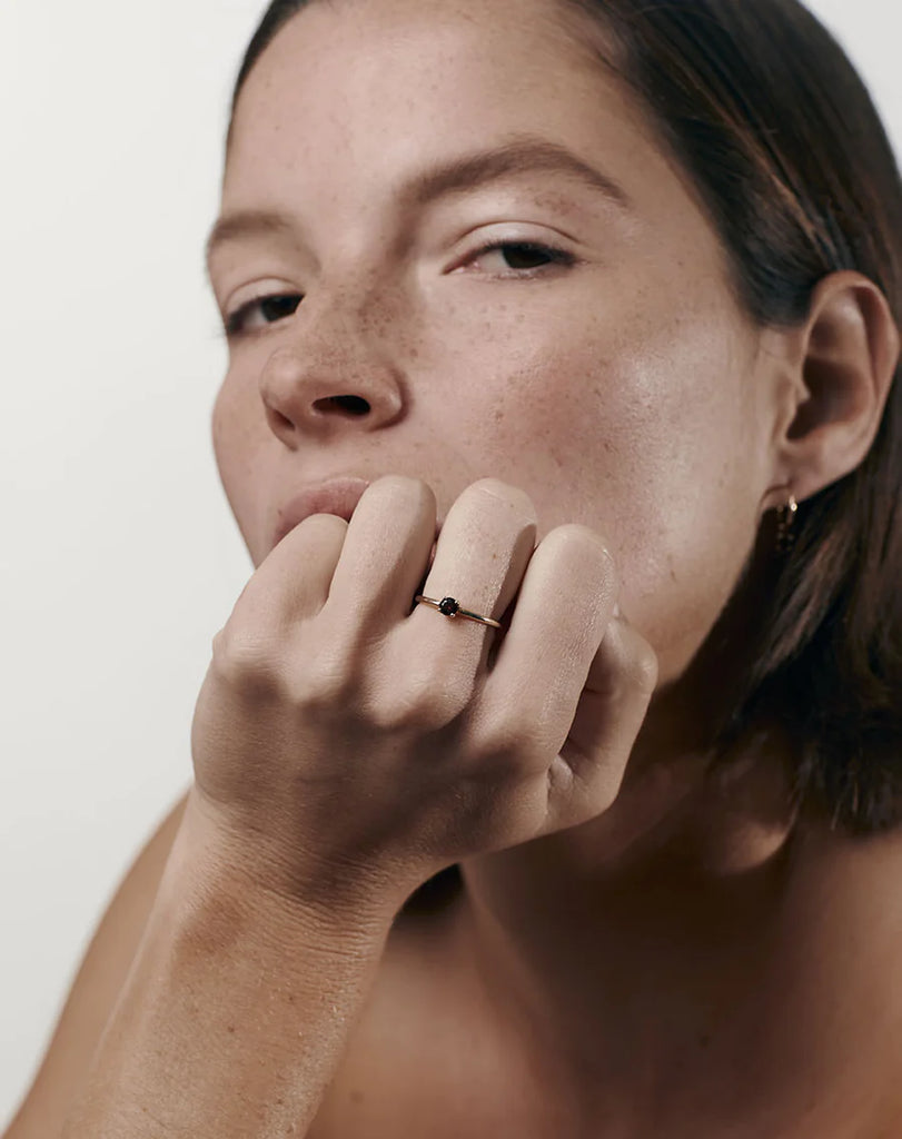 Dainty ring set with a single round sapphire