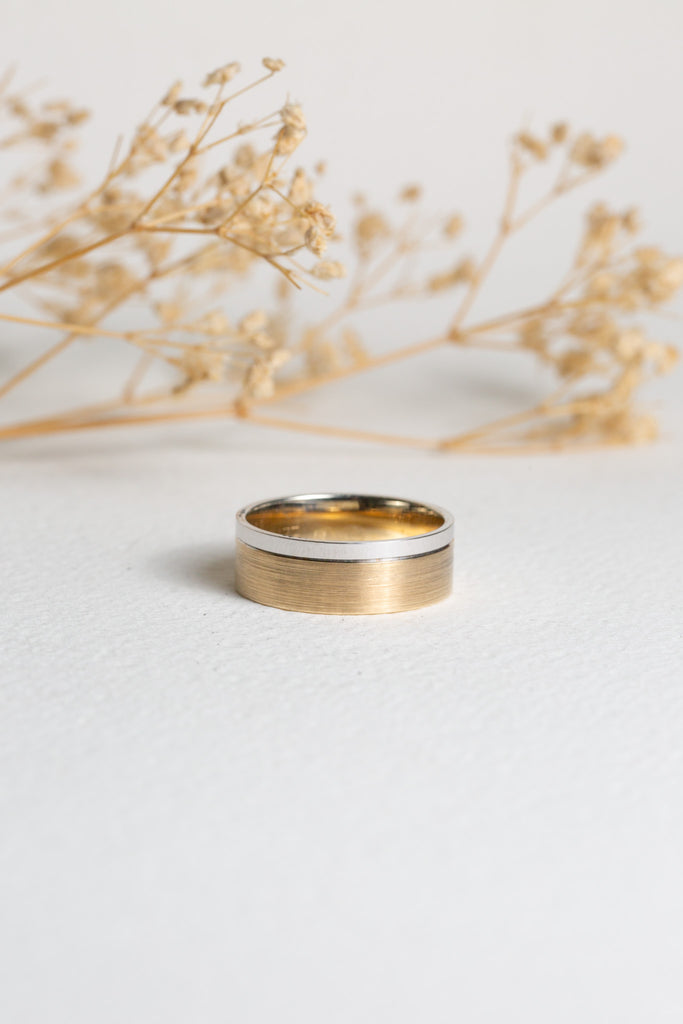 Mens modern gold wedding ring