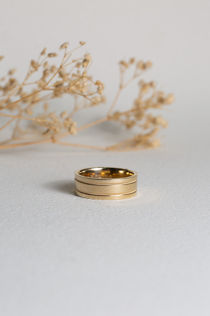 Mens gold patterned wedding ring