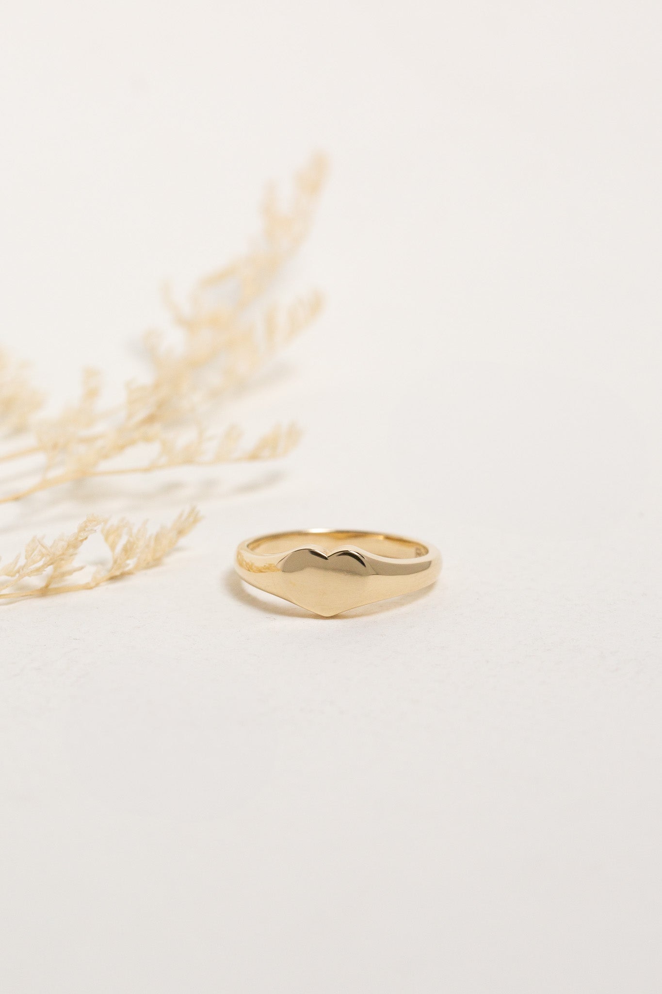 Ladies 9ct gold heart signet ring