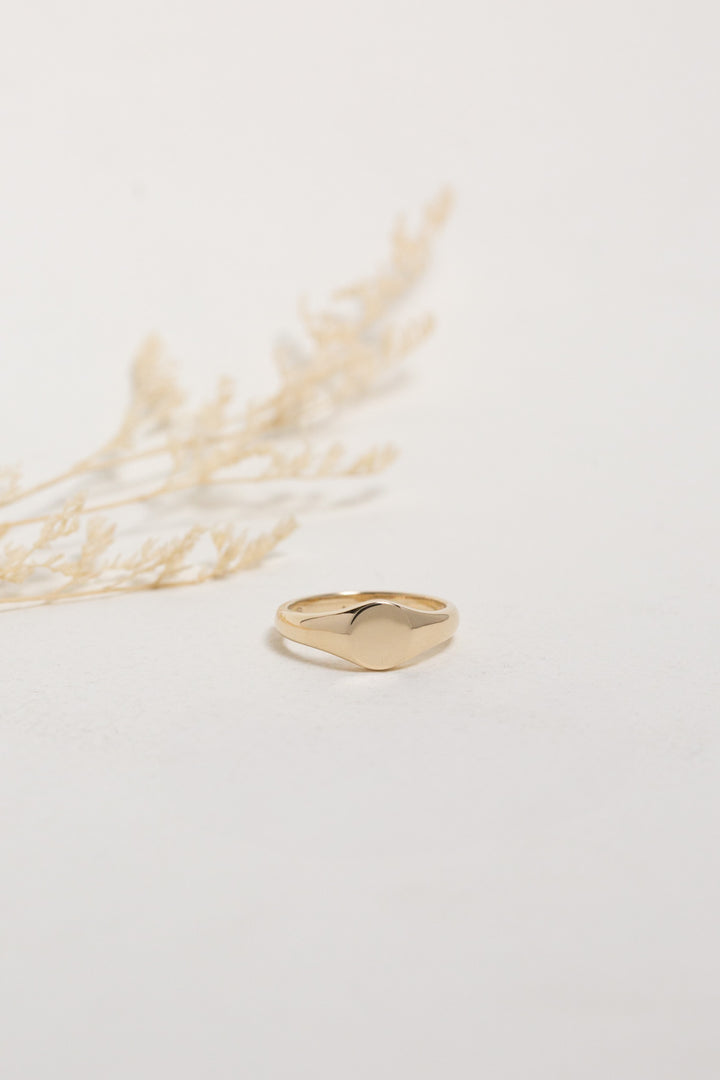Ladies gold round signet ring