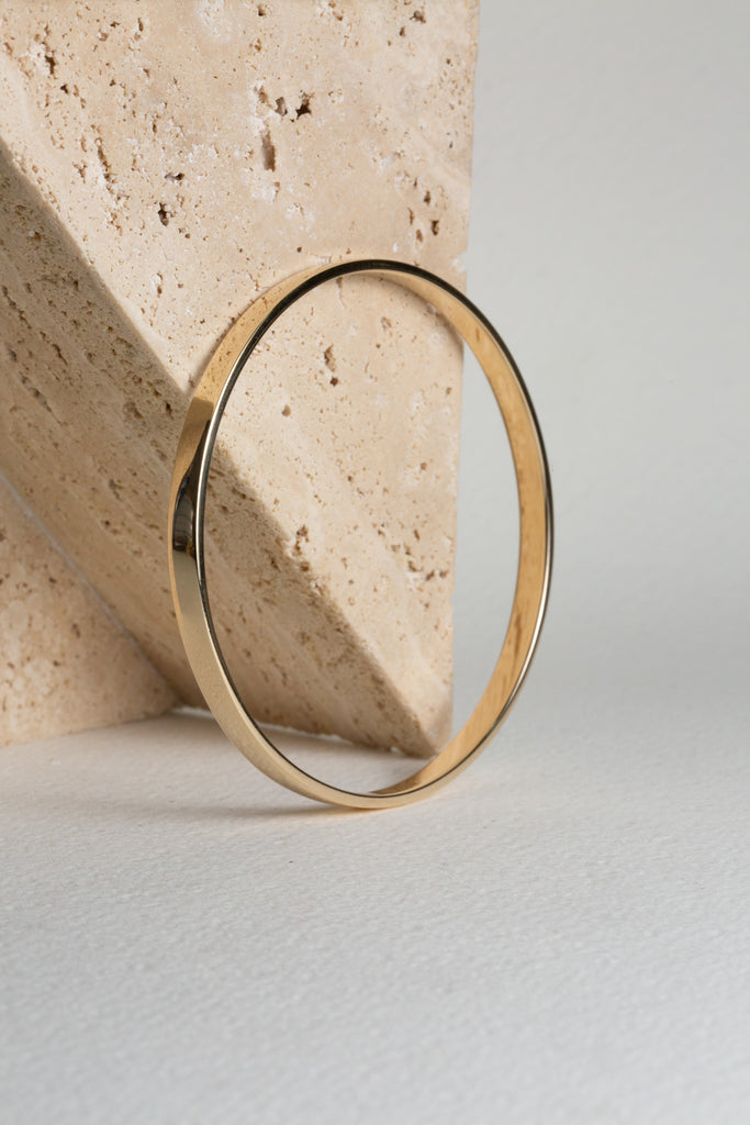 Gold bangle with a flat profile