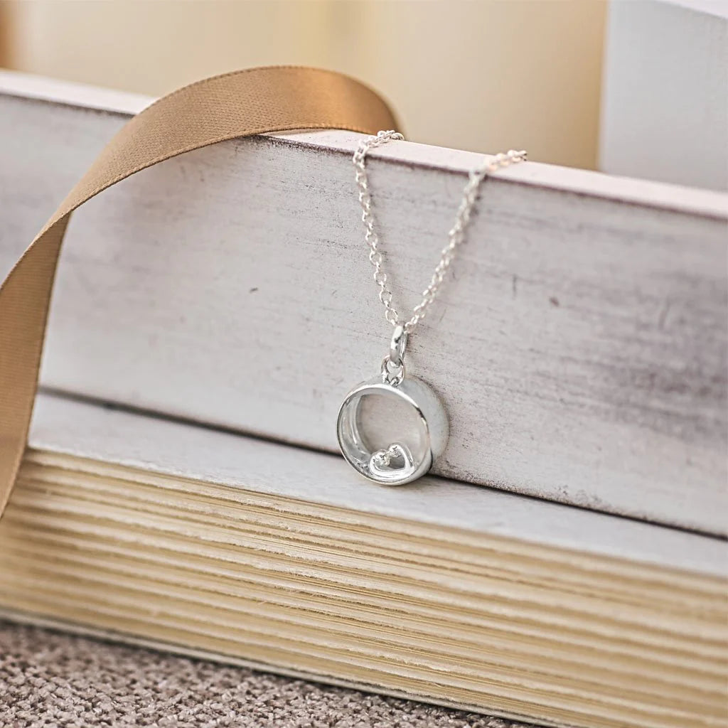 Stow locket