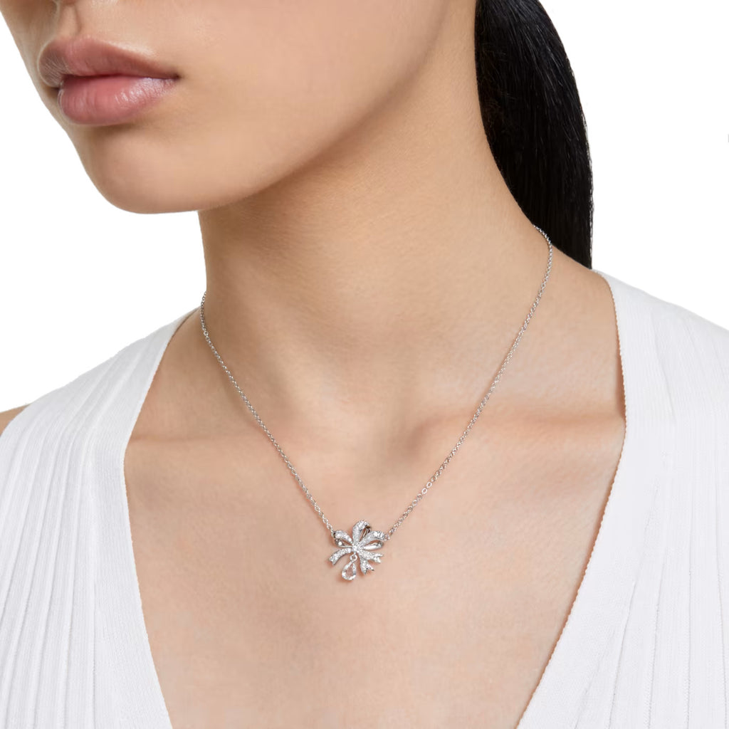 A model wears a silver bow necklace
