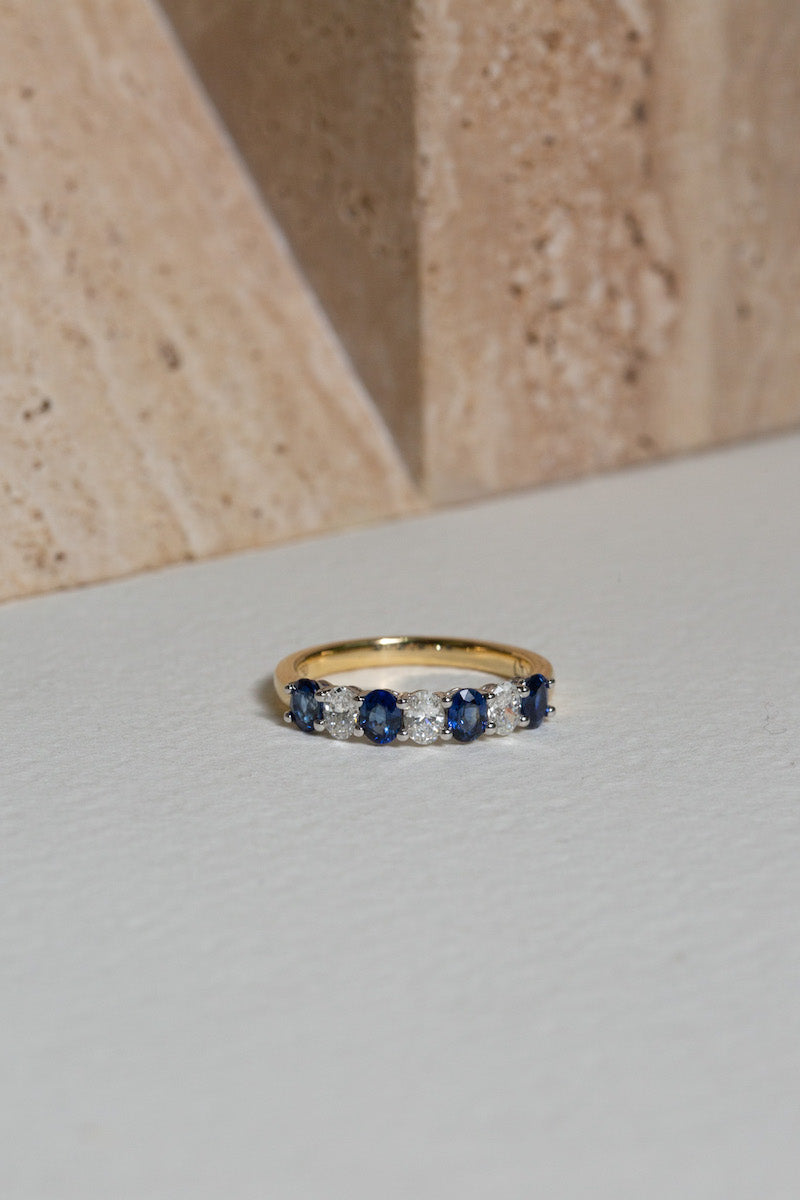 18ct yellow gold ring with oval-cut sapphires and diamonds