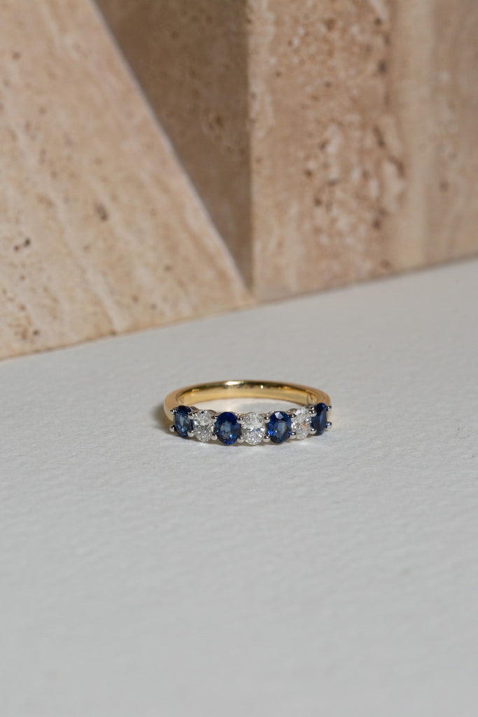 18ct yellow gold ring with oval-cut sapphires and diamonds